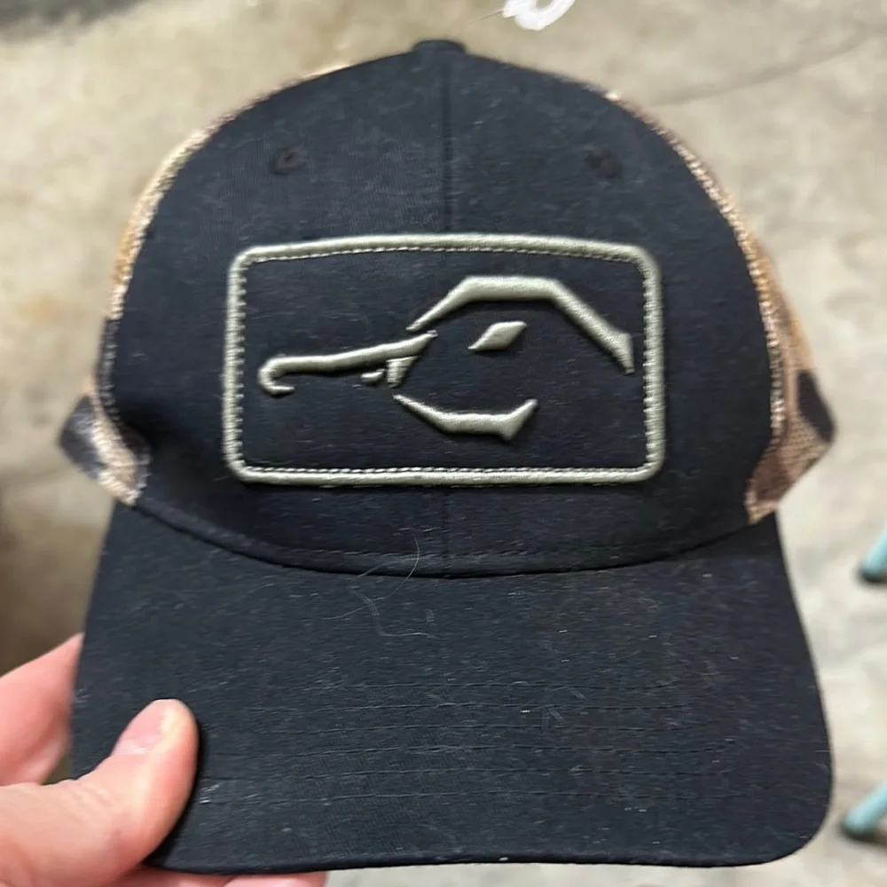 Black Trucker Hat with Curved Brim and‎ Mesh Back / KD